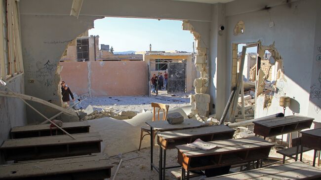 Разрушенная в результате авиаудара школа в сирийской провинции Идлиб