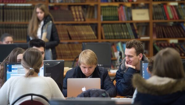 Студенты в библиотеке национального исследовательского ядерного университета МИФИ в Москве