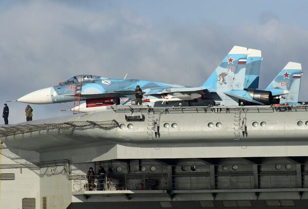 Самолеты Су-33 на борту тяжёлого авианесущего крейсера Адмирал Флота Советского Союза Кузнецов во время прохода авианосной группы Северного флота России через пролив Ла-Манш Самолеты Су-33 на борту тяжёлого авианесущего крейсера Адмирал Флота Советского Союза Кузнецов во время прохода авианосной группы Северного флота России через пролив Ла-Манш