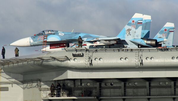 Самолеты Су-33 на борту тяжёлого авианесущего крейсера Адмирал Флота Советского Союза Кузнецов во время прохода авианосной группы Северного флота России через пролив Ла-Манш