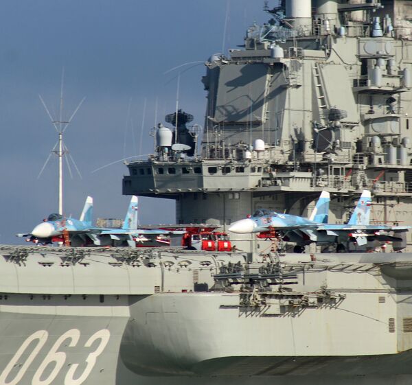 Самолеты Су-33 на борту тяжелого авианесущего крейсера Адмирал Флота Советского Союза Кузнецов во время прохода авианосной группы Северного флота России через пролив Ла-Манш