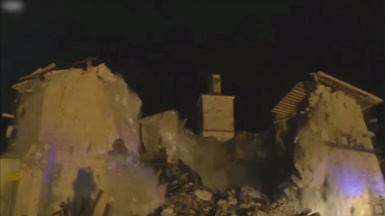 Церковь XV века обрушилась во время землетрясения в Италии. Кадры инцидента Церковь XV века обрушилась во время землетрясения в Италии. Кадры инцидента