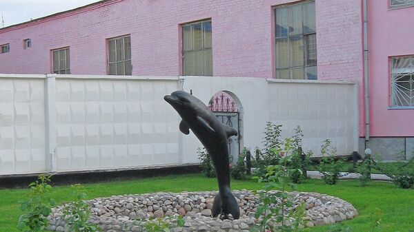 Фонтан Черный дельфин перед административным зданием колонии ИК-6 УФСИН России в городе Соль-Илецк Оренбургской области
