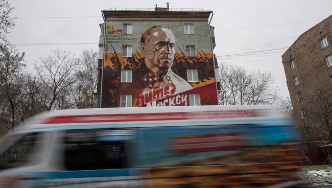 Граффити с изображением кадра из фильма 1985 года Битва за Москву. Архивное фото