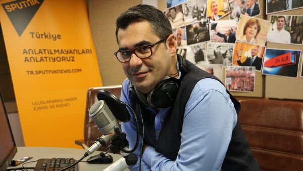 Турецкий журналист Энвер Айсевер в студии радио Sputnik