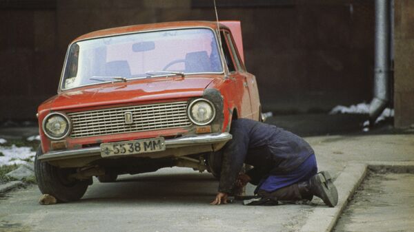 Мужчина ремонтирует старый автомобиль