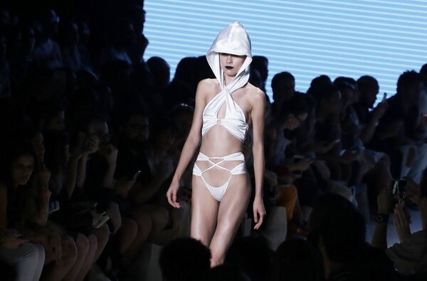 Модель во время Sao Paulo Fashion Week в Бразилии