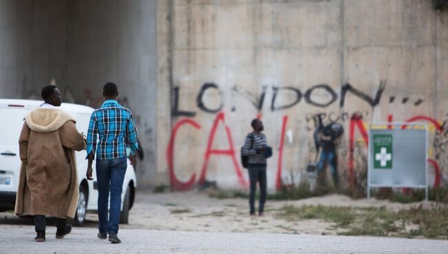 Стихийный лагерь мигрантов в пригороде города Кале на севере Франции