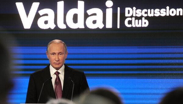 Президент РФ Владимир Путин выступает на итоговой пленарной сессии XIII ежегодного заседания Международного дискуссионного клуба Валдай в Сочи. 27 октября 2016