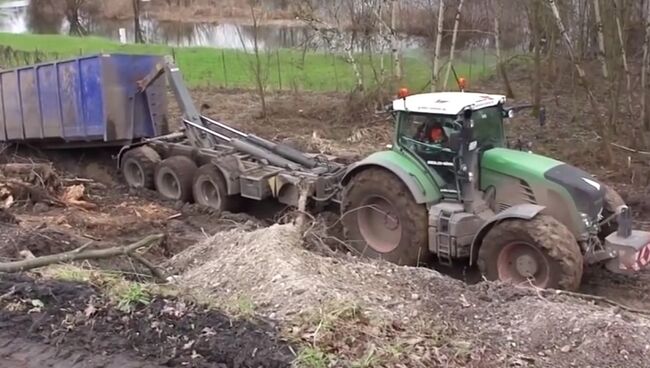 Трактор сам вытащил себя из грязи