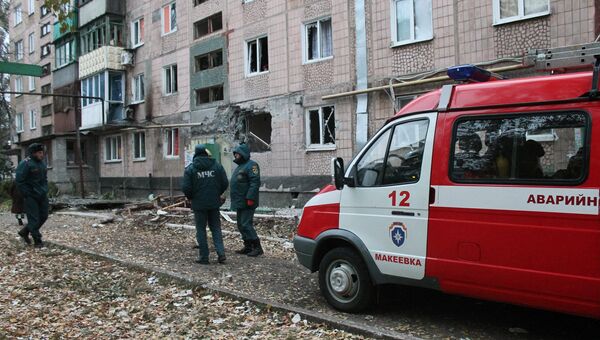 Сотрудники МЧС у жилого дома, пострадавшего в результате обстрела украинскими силовиками, в Макеевке. Архивное фото