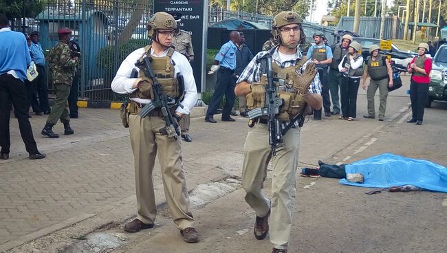 Амерканские военнослужащие возле посольства в Найроби, где был застрелен человек. Архивное фото