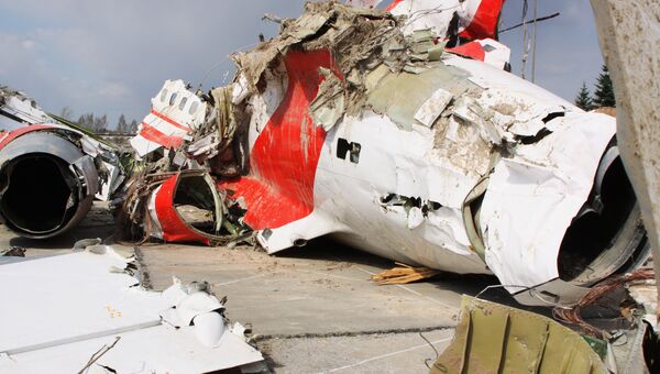 Обломки польского правительственного самолета Ту-154 на охраняемой площадке аэродрома в Смоленске. Архивное фото