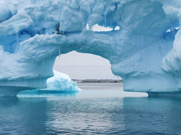 Огромные айсберги на Антарктическом полуострове