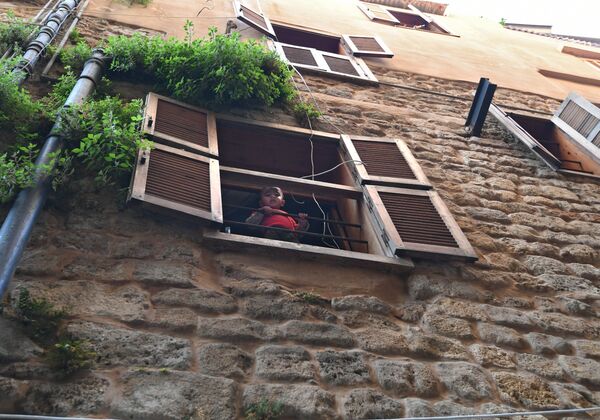 Мальчик в окне своего дома в ливанском городе Сайда