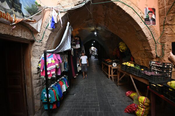 Торговые ряды на узких улочках в ливанском городе Сайда