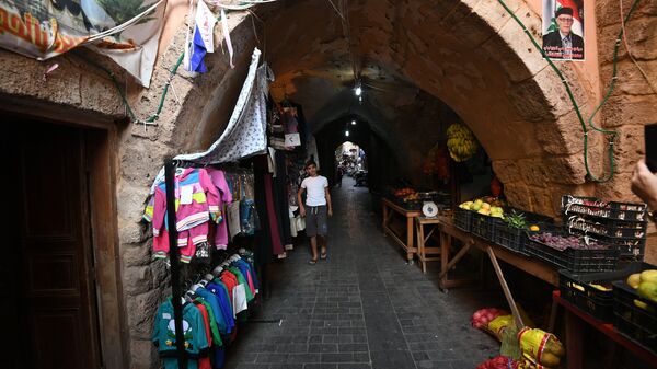 Торговые ряды на узких улочках в ливанском городе Сайда 