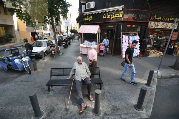 Прохожие на улице в Бейруте