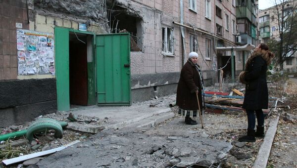 Жильцы у жилого дома, пострадавшего в результате обстрела украинскими силовиками, в Макеевке