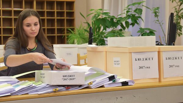 Подготовка в Доме правительства РФ коробок с документами и материалами проекта федерального бюджета. Архивное фото