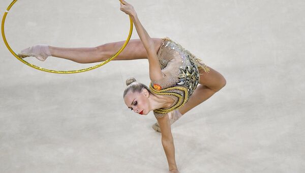 Яна Кудрявцева выполняет упражнения с обручем в индивидуальном многоборье по художественной гимнастике на XXXI летних Олимпийских играх