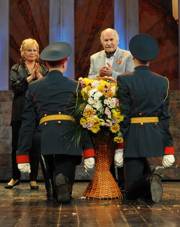 Актер Владимир Зельдин в сцене из спектакля Танцы с учителем в Центральном Театре Российской Армии