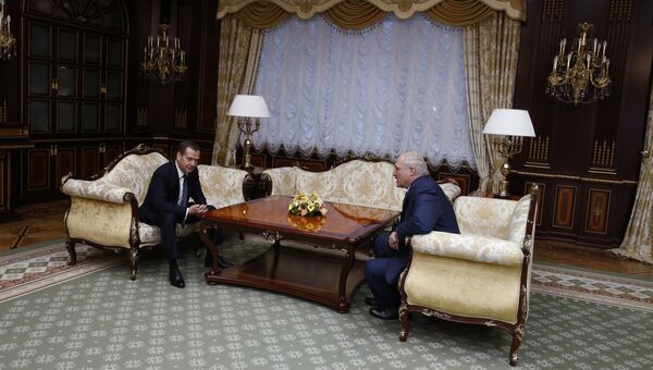 Председатель правительства РФ Дмитрий Медведев во встречи с президентом Белоруссии Александром Лукашенко в Минске. 28 октября 2016