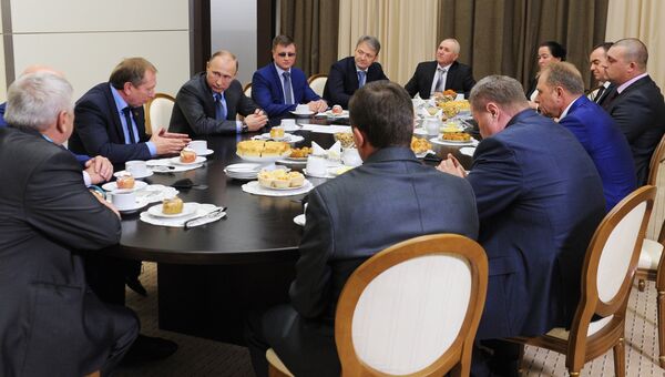 Владимир Путин во время встречи с представителями сельхозпредприятий Краснодарского края. 28 октября 2016