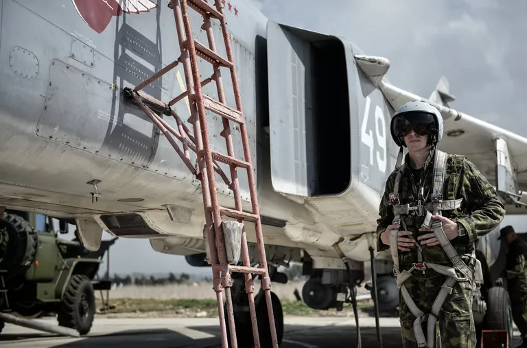 Пилот ВКС России садится во фронтовой бомбардировщик Су-24 на авиабазе Хмеймим в Сирии Пилот ВКС России садится во фронтовой бомбардировщик Су-24 на авиабазе Хмеймим в Сирии