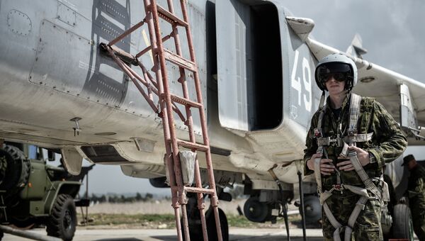 Пилот ВКС России садится во фронтовой бомбардировщик Су-24 на авиабазе Хмеймим в сирийской провинции Латакия. Архивное фото
