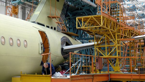 Сборка самолета ТУ 204-100В в цехе окончательной сборки на Ульяновском авиационном заводе