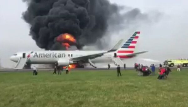 Boeing загорелся после неудачного взлета в аэропорту Чикаго. Съемка очевидца