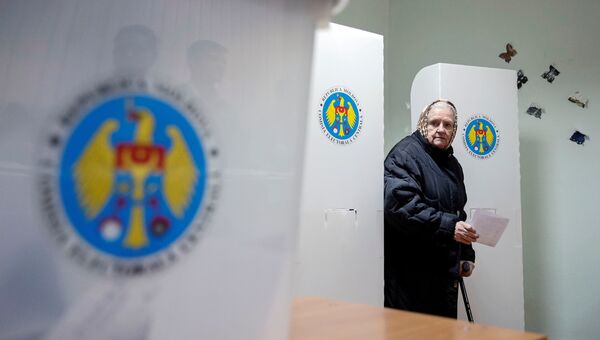 Женщина во время президенстких выборов в Кишиневе