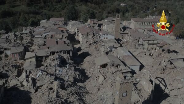 Момент обрушения здания во время землетрясения в центральной Италии