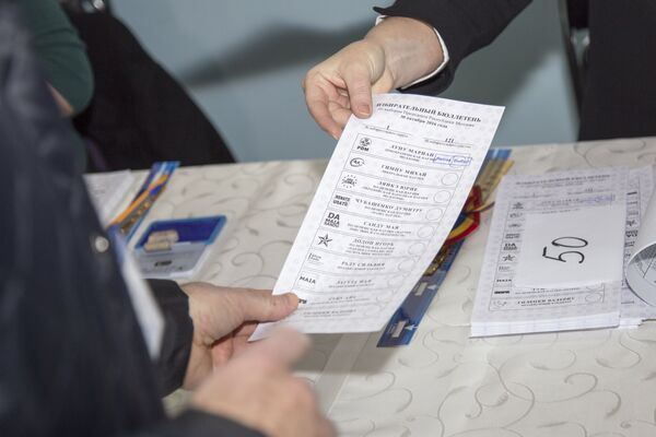 Во время голосования на выборах президента Молдавии на избирательном участке № 121 в Кишиневе