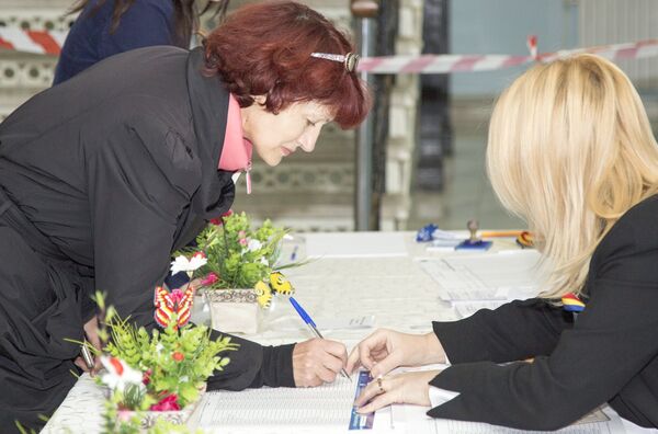 Жительница Кишинева во время голосования на выборах президента Молдавии на избирательном участке № 121