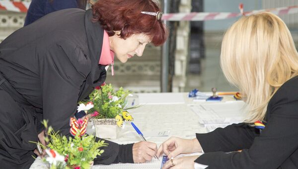 Жительница Кишинева во время голосования на выборах президента Молдавии на избирательном участке № 121