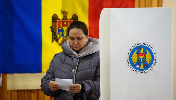 Женщина во время президенстких выборов в Кишиневе