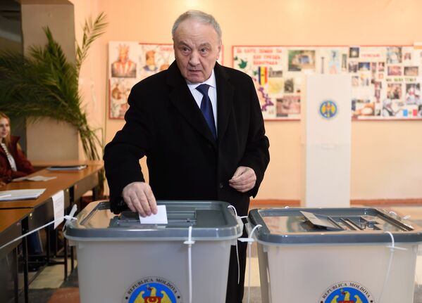 Президент Молдавии Николай Тимофти на избирательном участке в Кишиневе