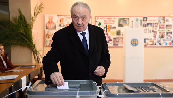 Президент Молдавии Николай Тимофти на избирательном участке в Кишиневе