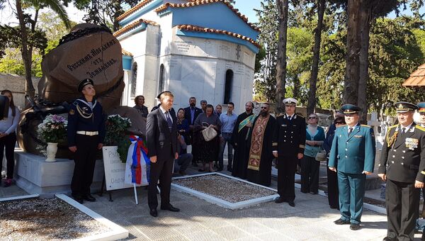 Матросы и офицеры сторожевого корабля Сметливый возложили венок и цветы к памятнику русским морякам на кладбище в Пирее