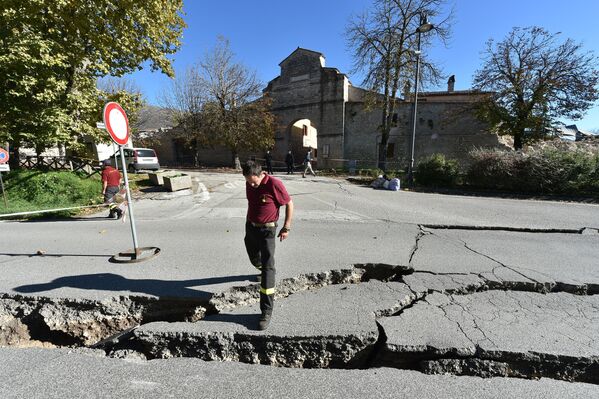 Трещины образовавшиеся в результате землетрясения. Норча, Италия