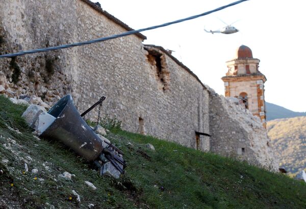 Колокол упавший на землю в результате землетрясения. Норча, Италия