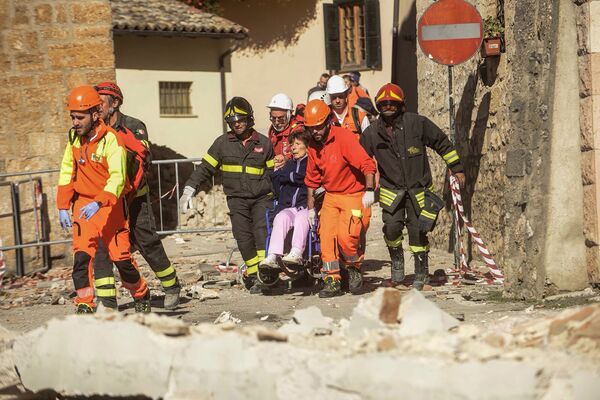 Работа спасателей на месте землетрясения в Италии
