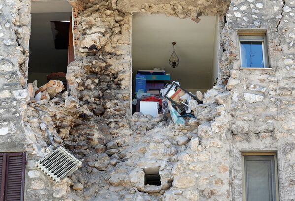 Последствия землетрясения. Норча, Италия