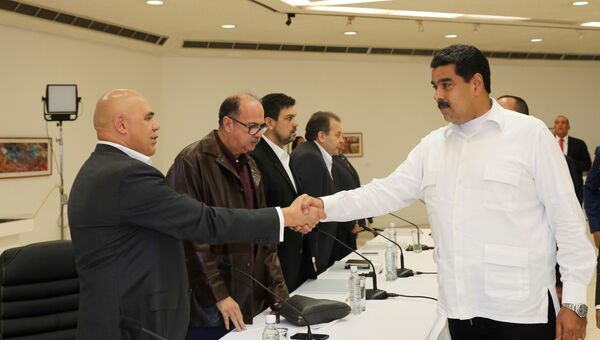 Президент Венесуэлы Николас Мадуро и генеральный секретарь венесуэльского оппозиционного блока Круглый стол демократического единства Хесус Торреальба во время встречи в Каракасе, Венесуэла. 30 октября 2016