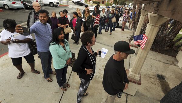 Очередь на избирательный участок во время досрочного голосования в Лос-Анджелесе, Калифорния. 30 октября 2016
