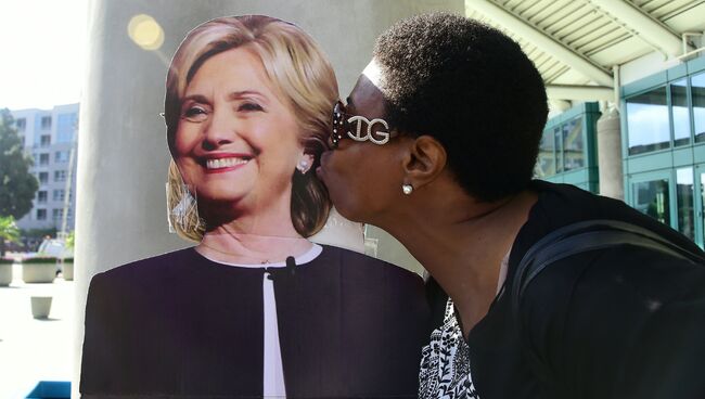 Жительница Лос-Анджелеса целует портрет Хиллари Клинтон