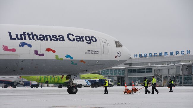 Прибытие первого рейса авиакомпании Lufthansa Cargo в аэропорт Толмачево в Новосибирске. 31 октября 2016