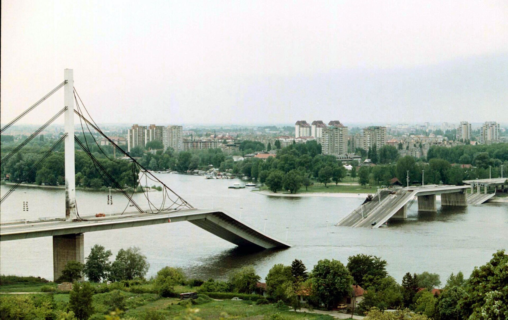 Разрушенный в результате авиаударов НАТО мост в городе Нови-Сад, Югославия. Май 1999 - РИА Новости, 1920, 23.03.2022